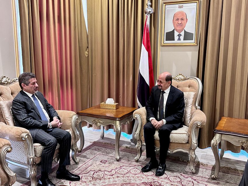 وزير الخارجية يلتقي السفير الأمريكي ويجدد ترحيب الحكومة بقرار التصنيف الإرهابي