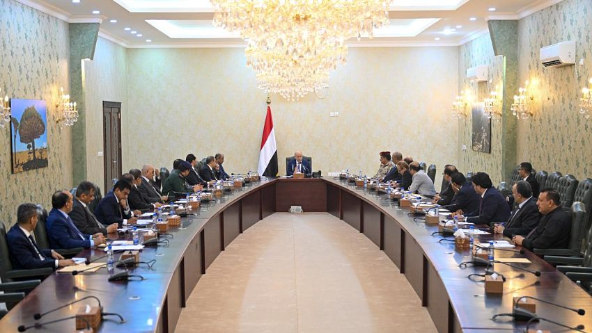 رئيس مجلس القيادة يرأس جانباً من اجتماع مجلس الوزراء في عدن (موسع)