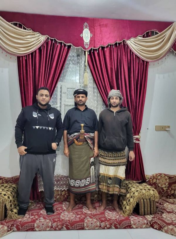 بعد 4 أشهر من الاختطاف.. مليشيا الحوثي تفرج عن شقيقي فاطمة العرولي وتواصل احتجازها