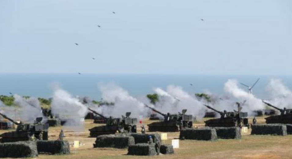 تايوان تبدأ مناورات للمدفعية بالذخيرة الحية في محاكاة لصد هجوم صيني