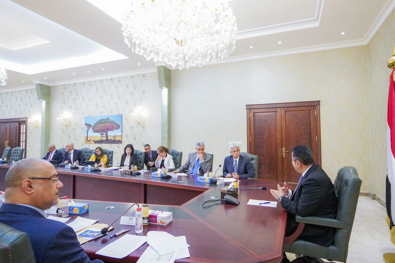 رئيس الوزراء يطلع على برنامج عمل البنك الدولي في عدن