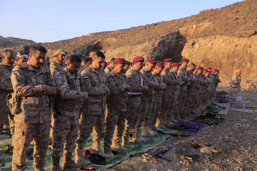 رئيس أركان المنطقة العسكرية السابعة يؤدي صلاة العيد مع قادة ألويتها ووحداتها